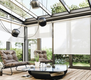 bílé látkové rolety v zimní zahradě jako ukázka vnitřního stínění