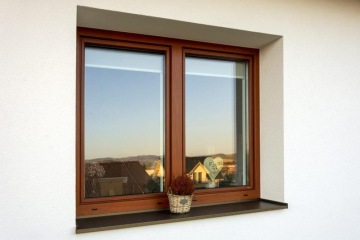 ukázka okna v imitaci dřeva na rodinném domku