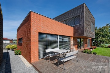 rodinný domek s venkovními žaluziemi mající naklopené lamely